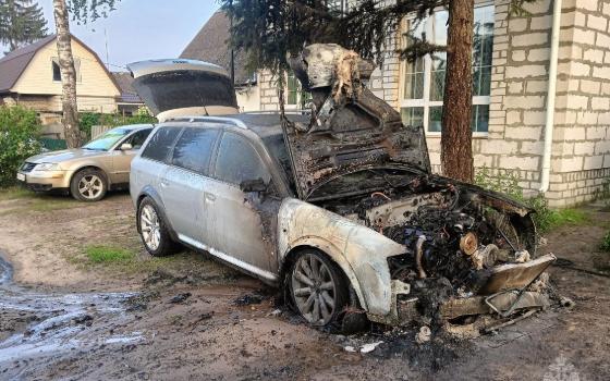 Легковушку потушили спасатели в Брянске