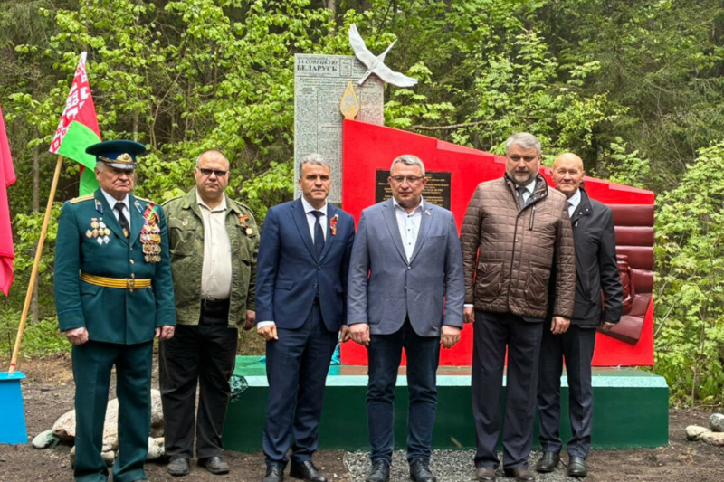 Слово против пуль: в брянском лесу появился памятник военным журналистам 