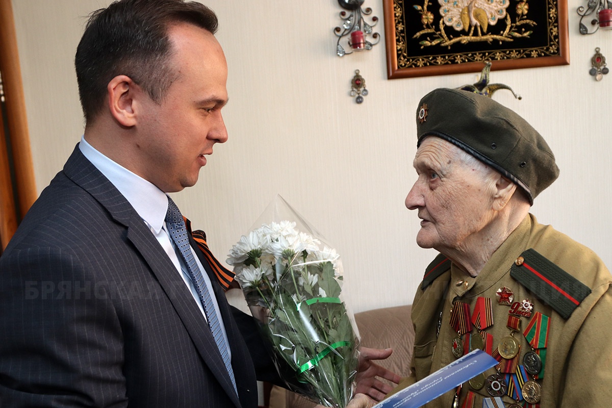 Руководитель Советского района Брянска поздравил ветерана с 80-летием Победы