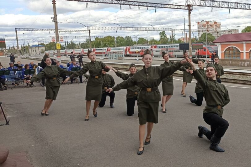 Всероссийская акция «Вальс Победы» прошла на вокзале Брянск-Орловский 