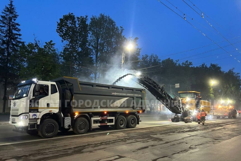 Рабочие фрезеруют асфальт на улице Красноармейской ночью