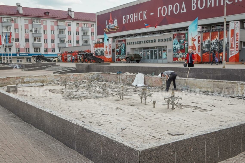 На площади Партизан в Брянске рабочие приступили к ремонту фонтанов