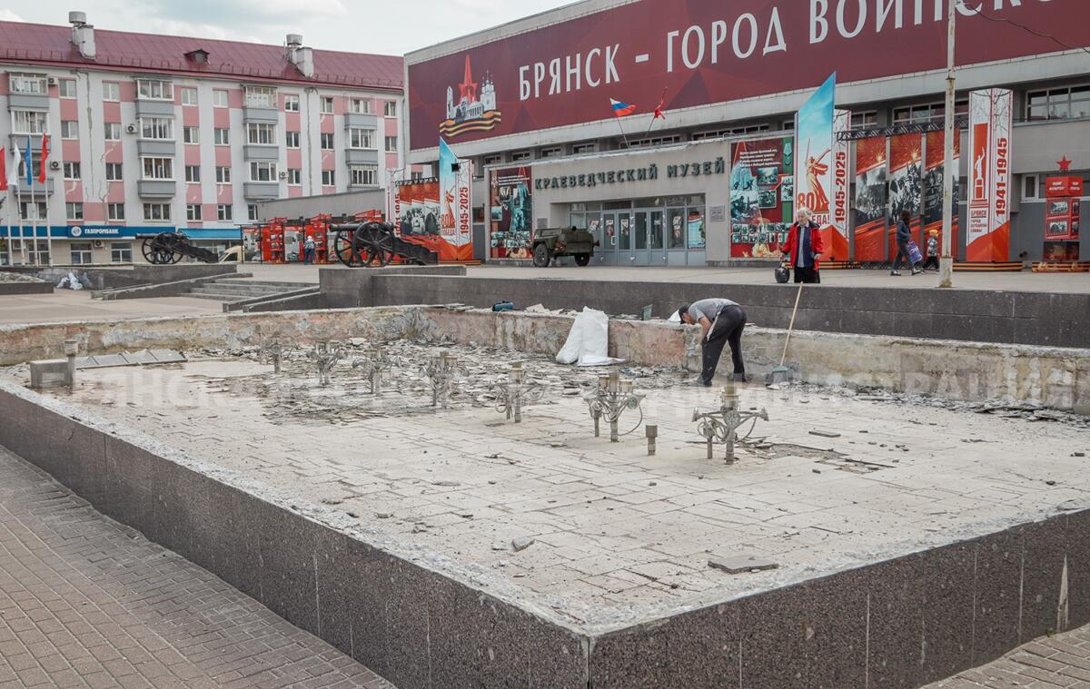 На площади Партизан в Брянске рабочие приступили к ремонту фонтанов