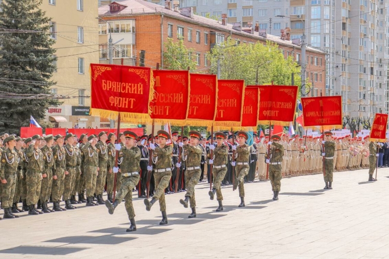 На площади Партизан в Брянске в День Победы прошел торжественный парад 
