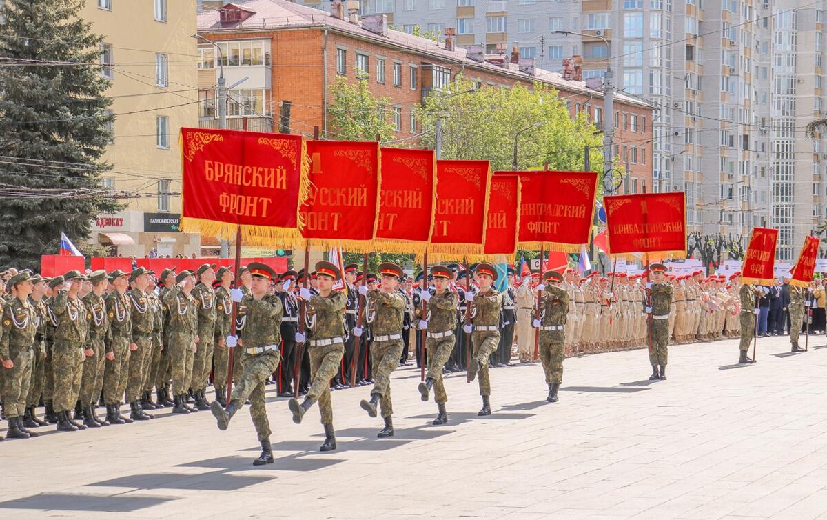 На площади Партизан в Брянске в День Победы прошел торжественный парад