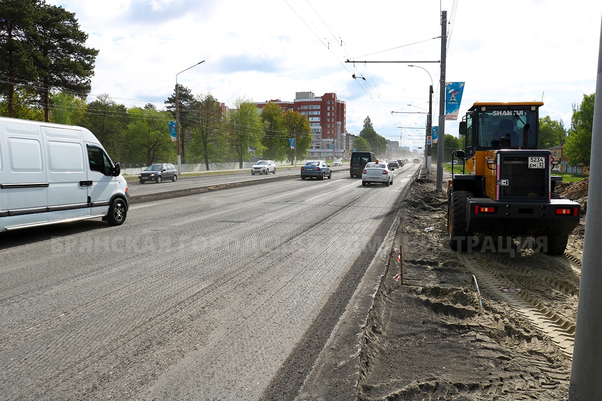 Половину асфальта убрали рабочие на проспекте Московском в Брянске
