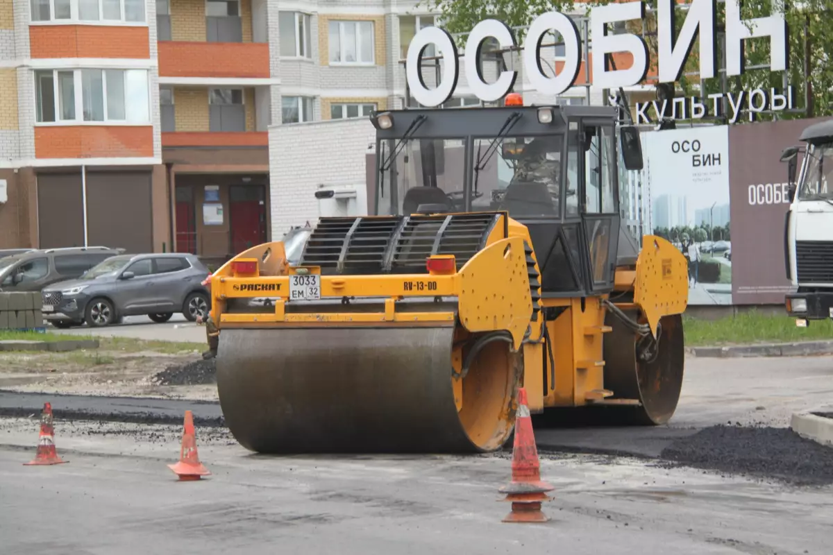 Рабочие обустраивают съезды на улице Горбатова в Брянске