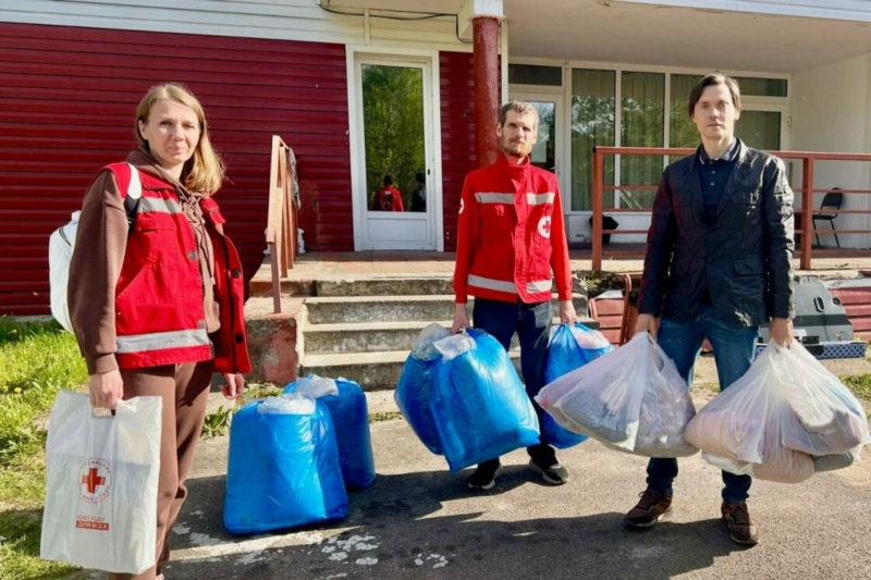 Время добрых дел: в преддверии Дня Победы беженцы получили поддержку 
