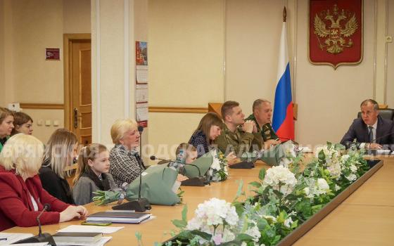 Мэр Брянска передал семьям военных ордена Мужества