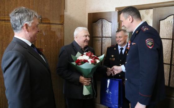 Ветеран МВД из Брянска получил памятную медаль