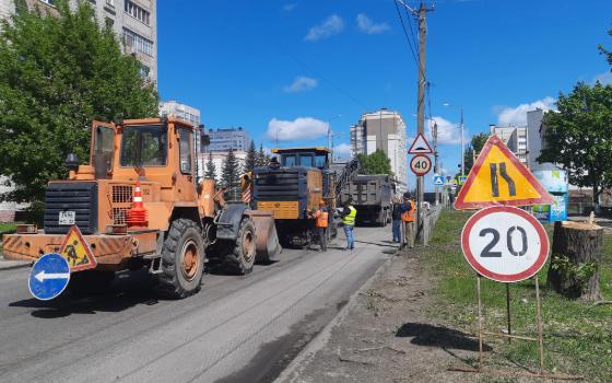 Рабочие снимают старый асфальт на улице Менжинского в Брянске