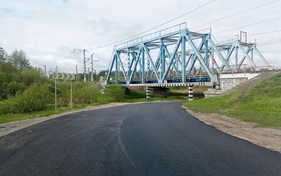Около моста через реку Свень в Брянске рабочие уложили асфальт