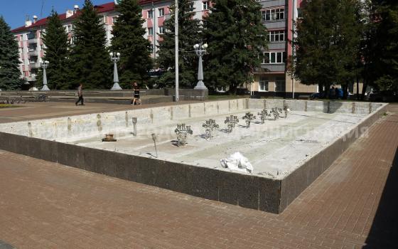 Рабочие убрали старую облицовку фонтана на площади Партизан в Брянске