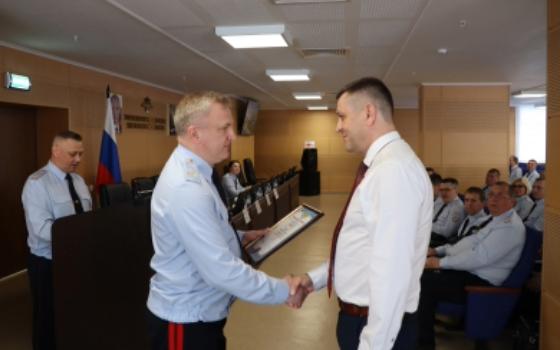 Брянский таксист спас пенсионерку от телефонных мошенников