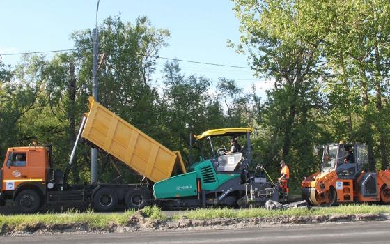 Слой тощего бетона уложили рабочие на проспекте Московском в Брянске