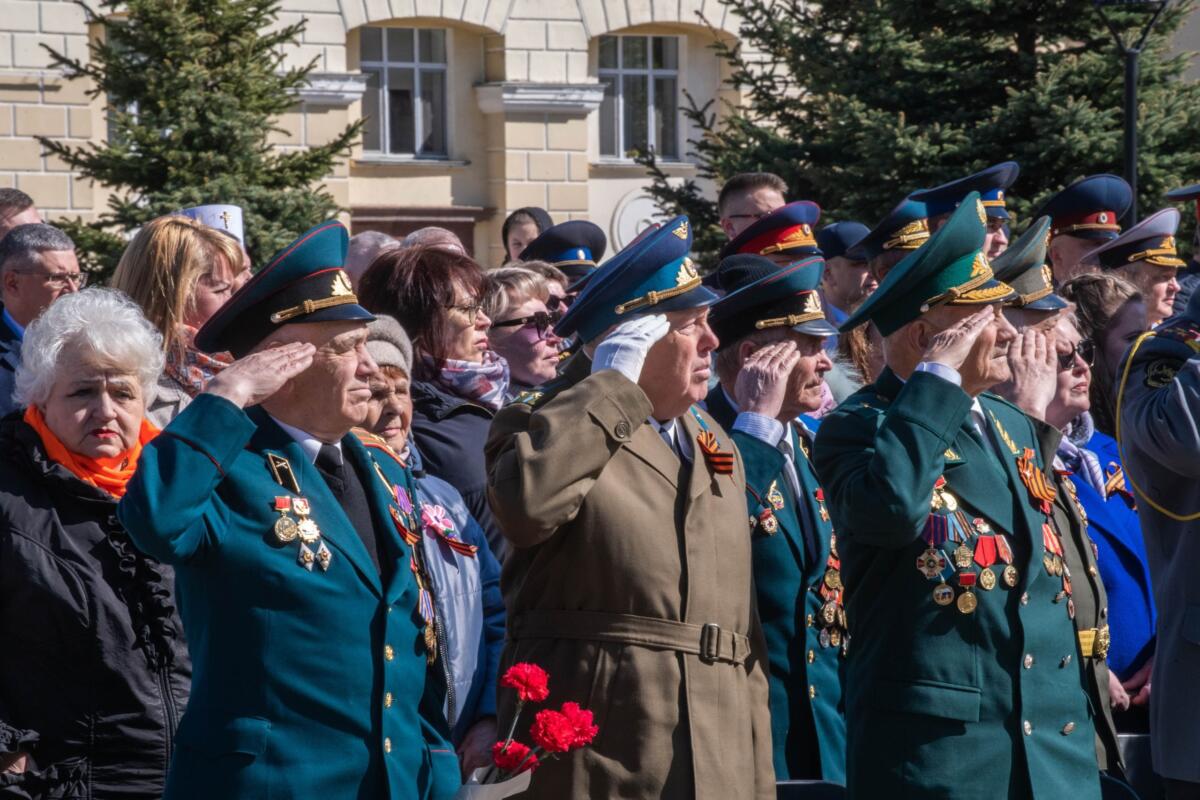 Парадным маршем