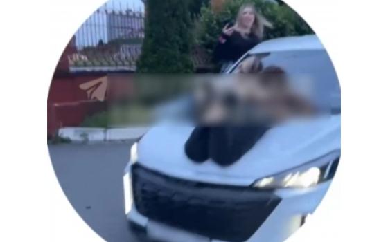 Брянские полицейские разыскали перевозившую людей на капоте машины женщину