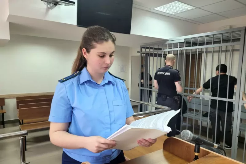 Брянский суд отправил в колонию троих иностранцев за торговлю наркотиками