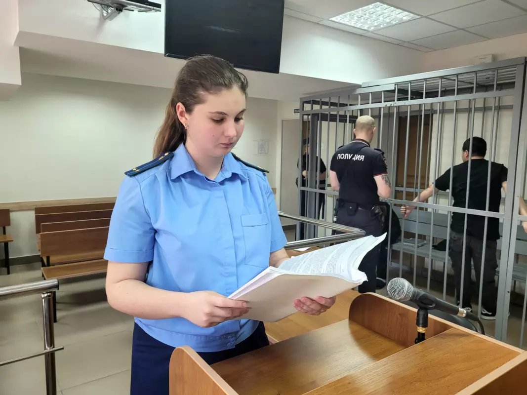 Брянский суд отправил в колонию троих иностранцев за торговлю наркотиками
