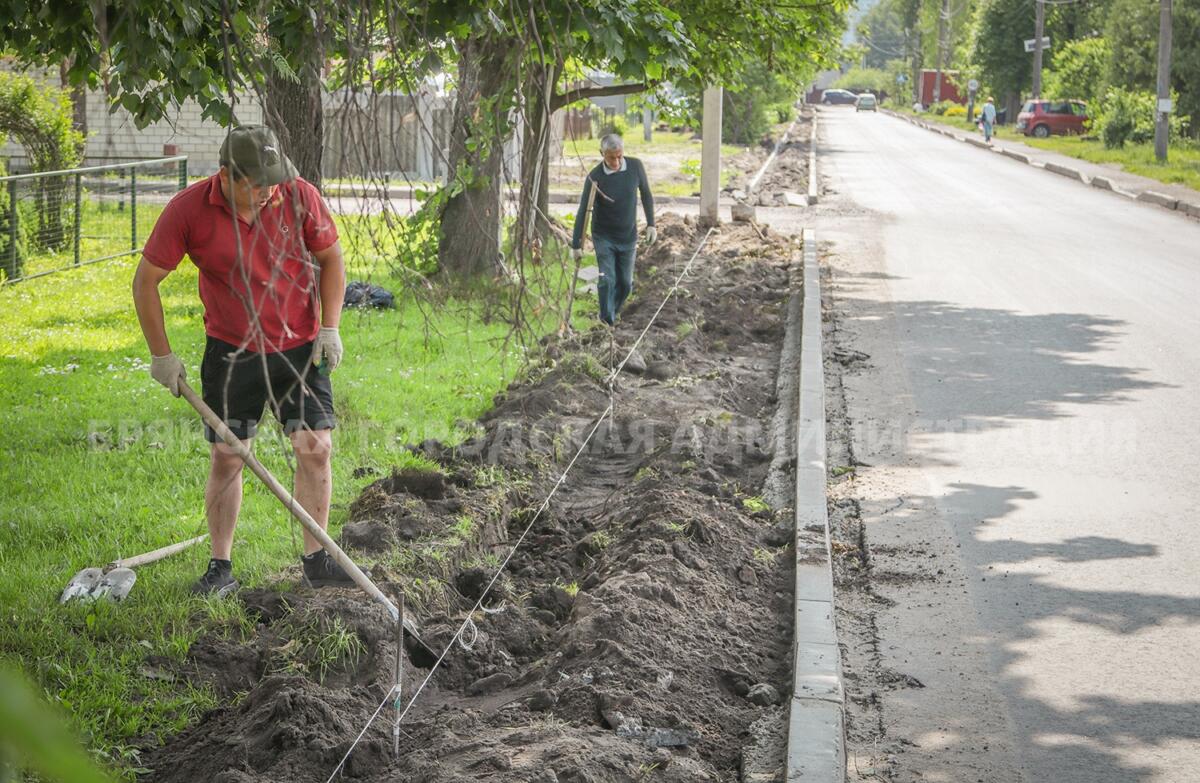 Новый тротуар строит подрядчик на улице Димитрова в Брянске