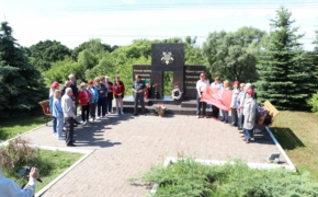 Ветераны-железнодорожники возложили цветы к мемориалу у «Голубого моста» в Брянской области