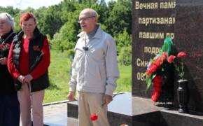 Ветераны-железнодорожники возложили цветы к мемориалу у «Голубого моста» в Брянской области