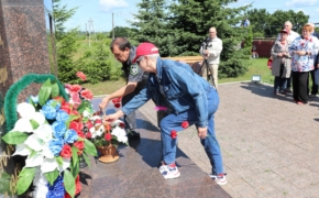 Ветераны-железнодорожники возложили цветы к мемориалу у «Голубого моста» в Брянской области