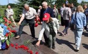 Ветераны-железнодорожники возложили цветы к мемориалу у «Голубого моста» в Брянской области