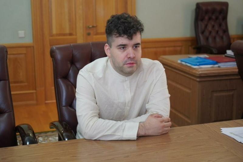 Брянский губернатор встретился с международным гроссмейстером Яном Непомнящим 