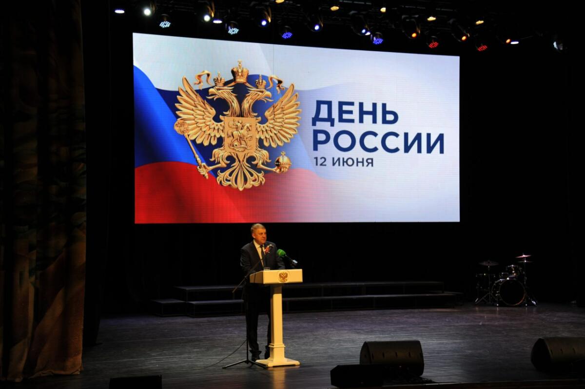 Брянский губернатор поздравил жителей с Днём России