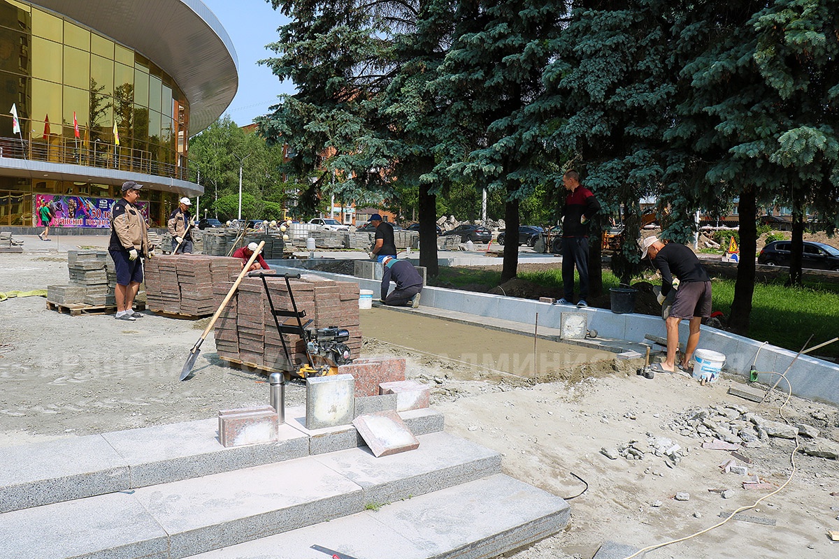 Около цирка в Брянске рабочие уложили 250 квадратных метров плитки