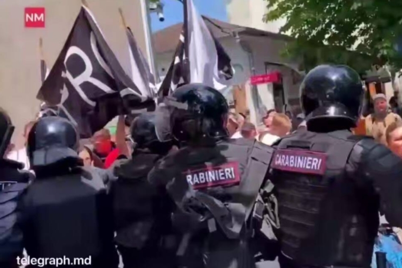 Молдавская власть показала звериный оскал под радужными флагами*