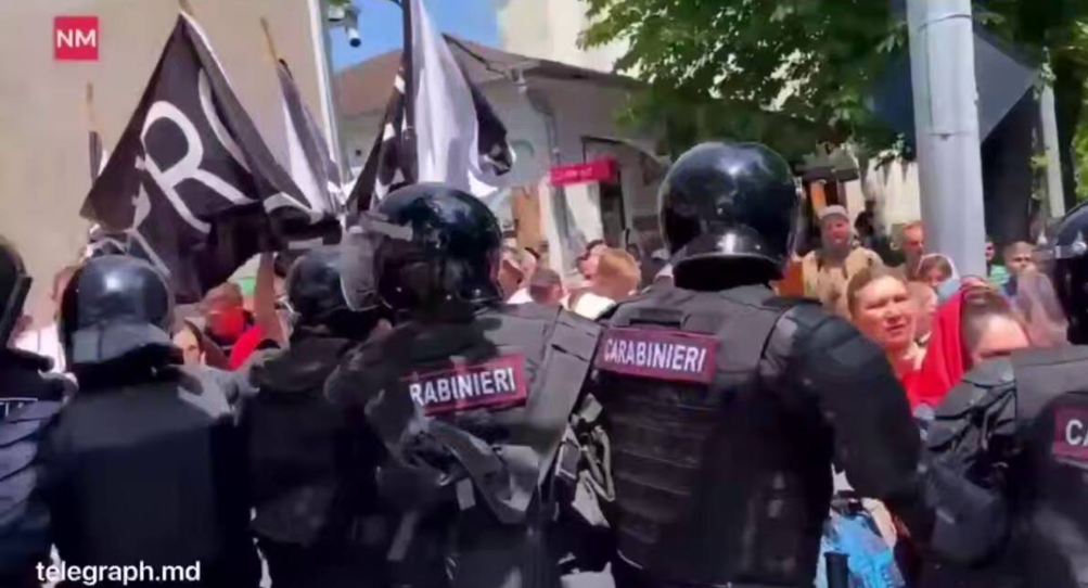 Молдавская власть показала звериный оскал под радужными флагами*