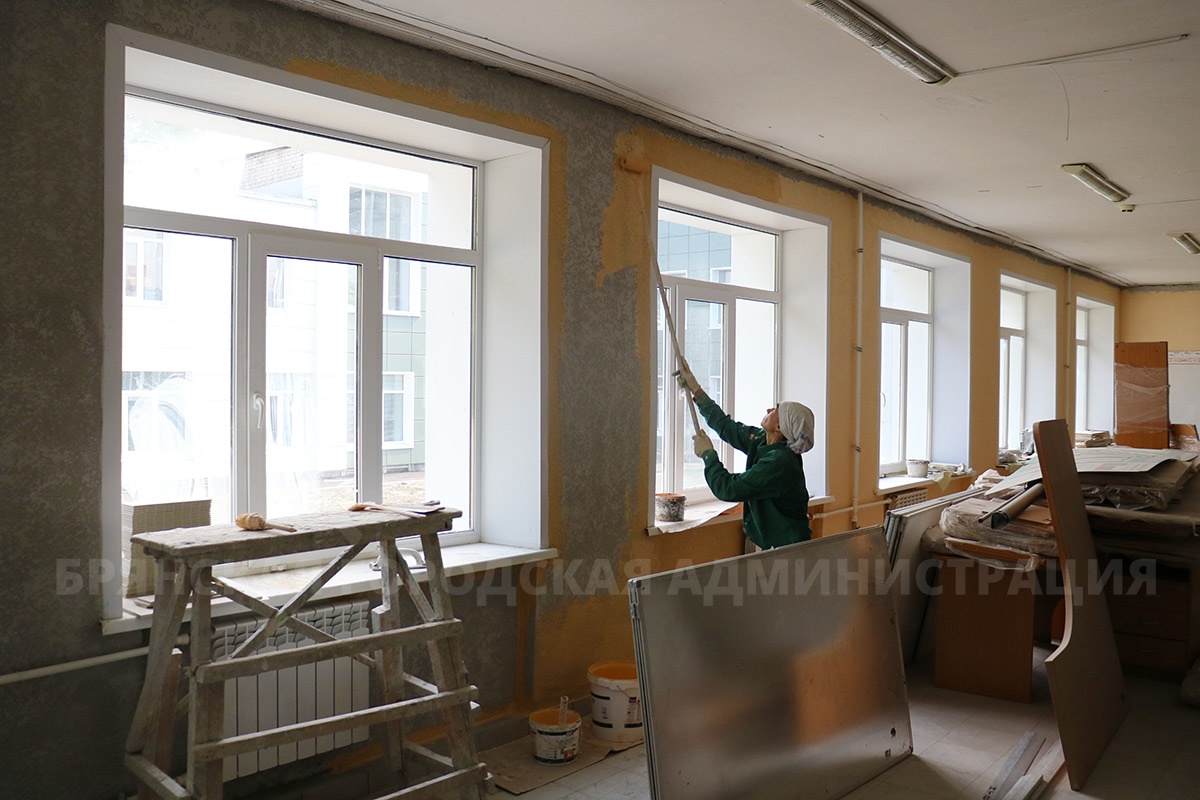 Первый этаж доделывают строители в школе №51 Брянска
