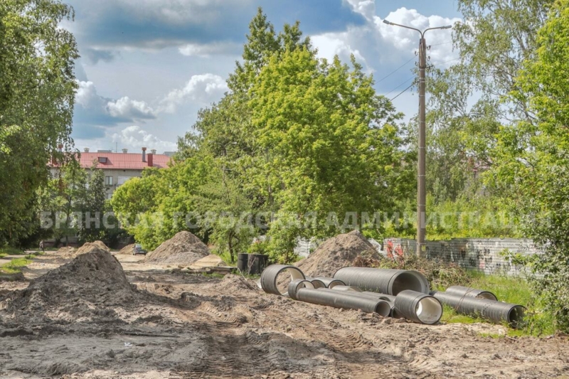 На улице Комсомольской в Брянске  строят ливневую канализацию 