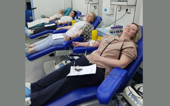 Коллектив Брянской станции переливания крови поздравил жителей с Днём донора