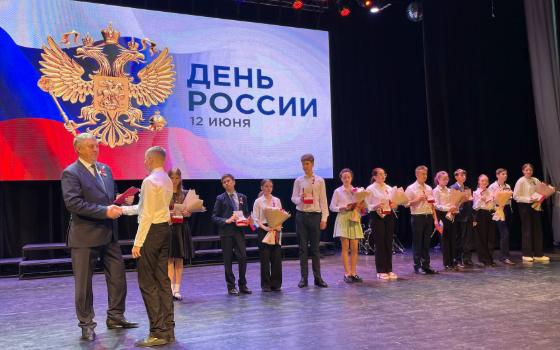 Брянский губернатор вручили первые паспорта школьникам в День России