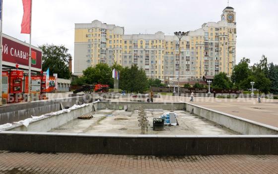 Парапетные крышки монтируют рабочие в фонтане около цирка в Брянске