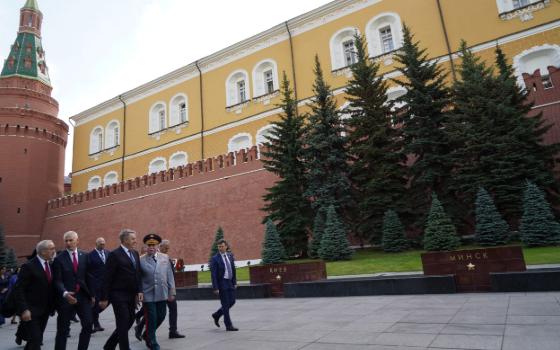 Брянский губернатор возложил цветы к Могиле неизвестного солдата