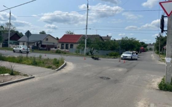 Водитель электросамоката попал в больницу с тяжёлыми травмами после ДТП в Брянске