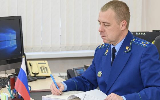 Специалиста по закупкам брянской госорганизации обвинили в получении крупной взятки