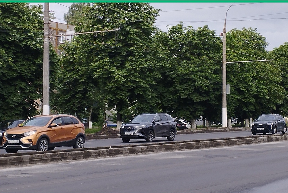 Выравнивающий слой асфальта уложили рабочие на проспекте Московском в Брянске