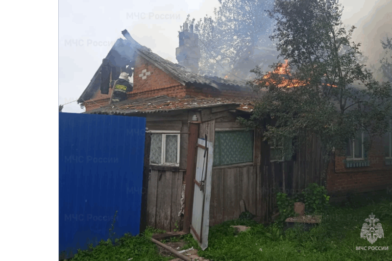В брянском поселке Красный сгорел частный дом