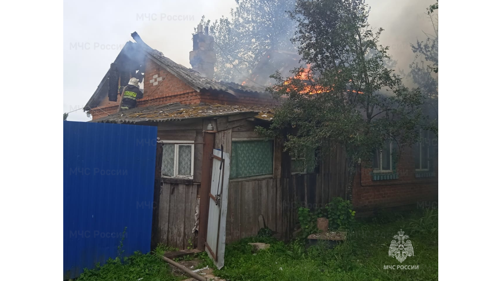 В брянском поселке Красный сгорел частный дом