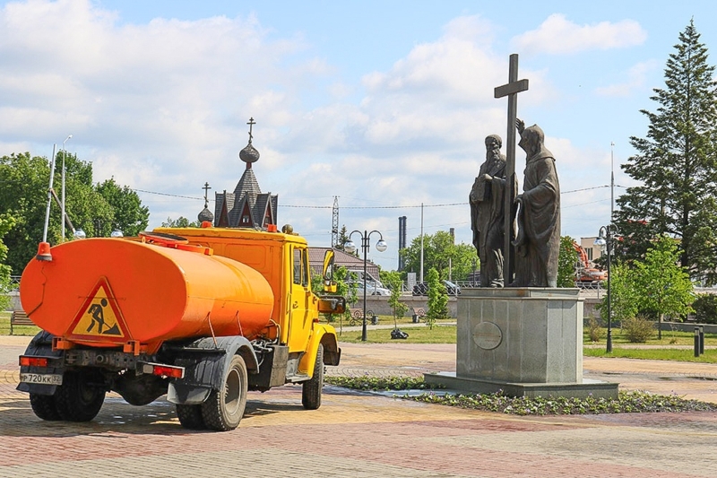 Деревья и кустарники поливают рабочие в Брянске