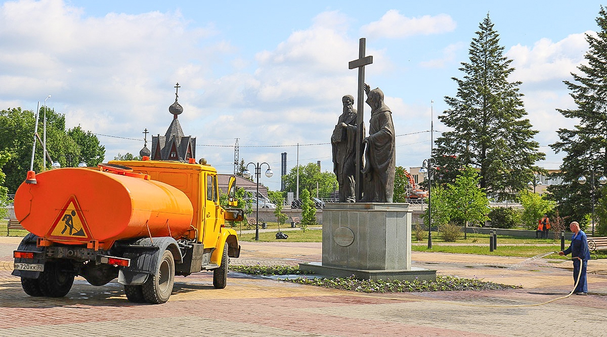Деревья и кустарники поливают рабочие в Брянске
