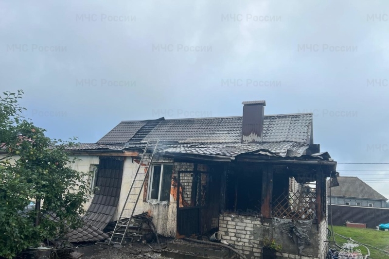 В брянской деревне Тиганово спасатели потушили пожар в доме 