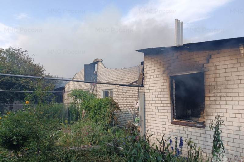 Пять пожарных машин потушили жилой дом в Севске