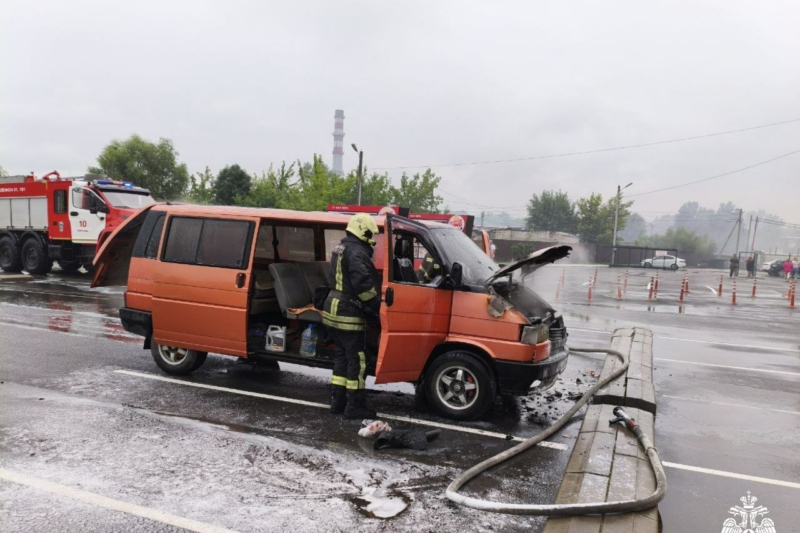 В брянских Клинцах потушили вспыхнувший автомобиль 