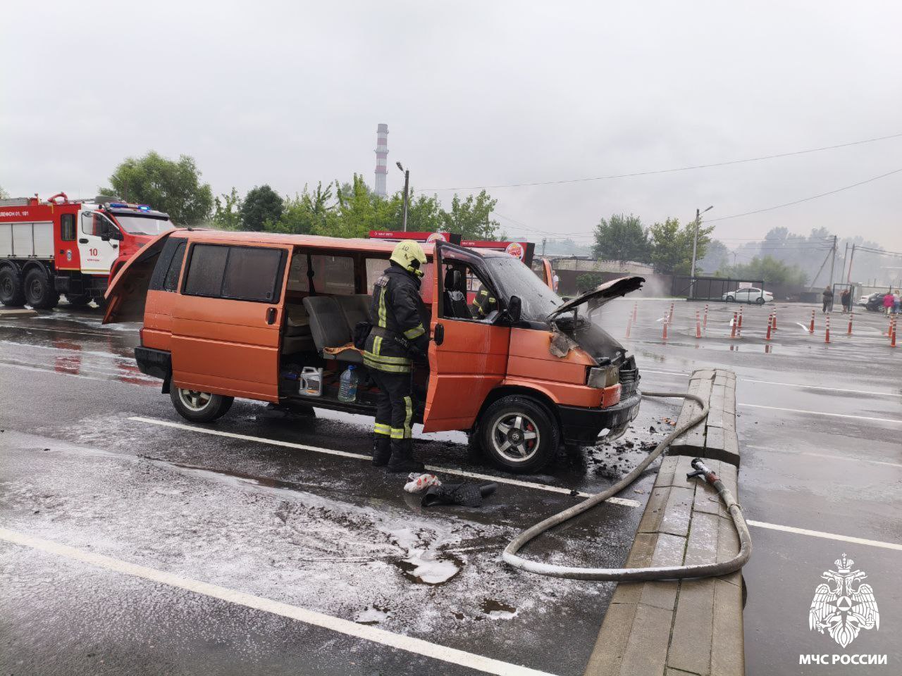 В брянских Клинцах потушили вспыхнувший автомобиль